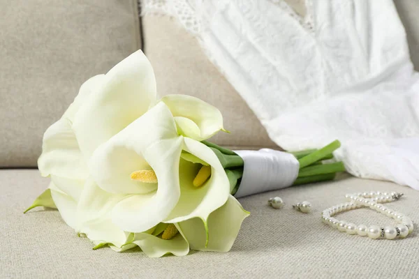 Krásná Calla Lilie Květiny Svázané Stuhou Svatební Šaty Šperky Pohovce — Stock fotografie
