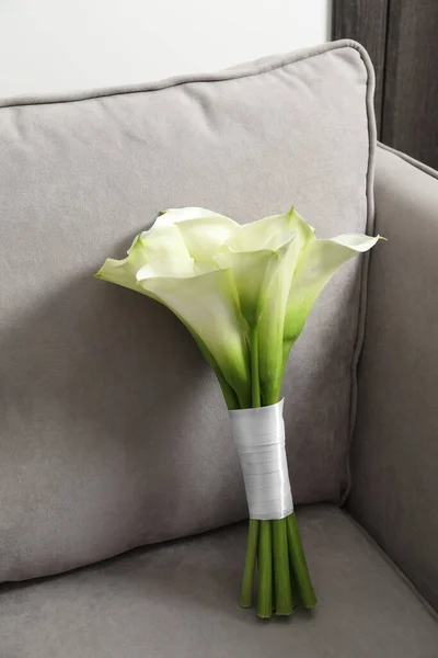Hermosas Flores Lirio Calla Atadas Con Cinta Sofá Interior — Foto de Stock