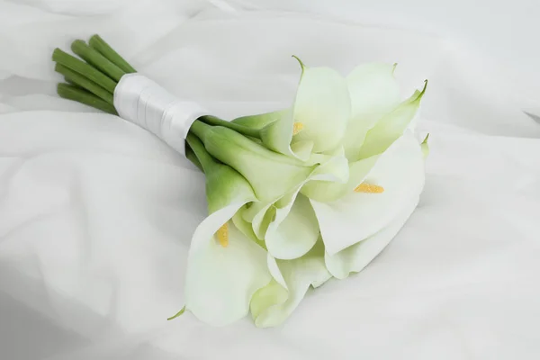 Hermosas Flores Lirio Calla Atadas Con Cinta Tela Blanca — Foto de Stock