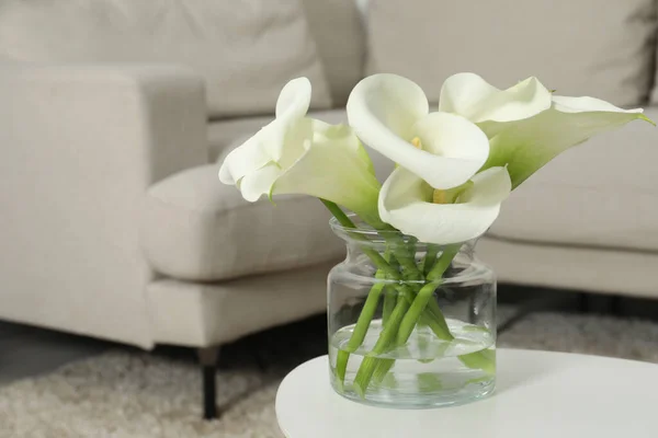 Indah Bunga Lili Calla Dalam Vas Kaca Meja Putih Dalam — Stok Foto