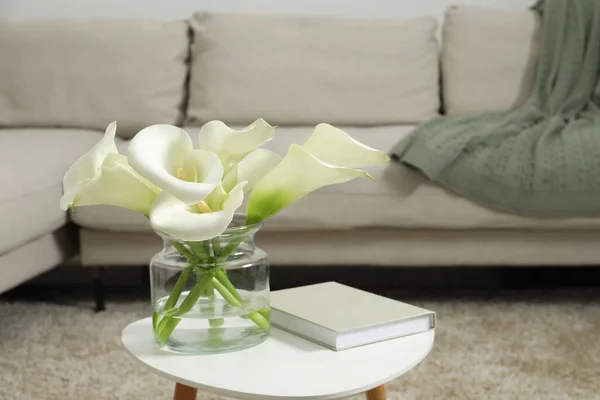 Indah Bunga Lili Calla Dalam Vas Kaca Dan Buku Atas — Stok Foto