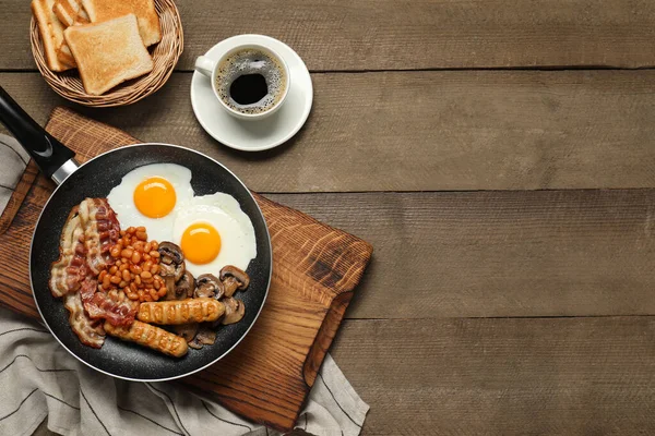 Pfanne Mit Gekochtem Traditionellen Englischen Frühstück Und Tasse Kaffee Auf — Stockfoto