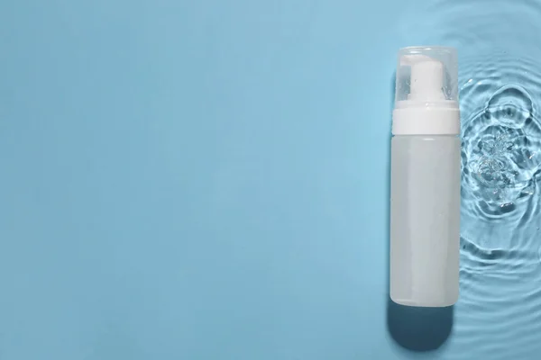 Flesje Gezichtsreinigingsmiddel Water Tegen Lichtblauwe Achtergrond Bovenaanzicht Ruimte Voor Tekst — Stockfoto