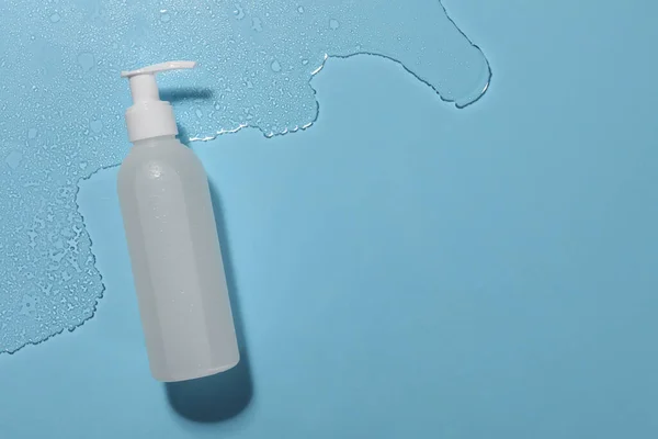 Μπουκαλάκι Καθαριστικό Προσώπου Νερό Ανοιχτό Μπλε Φόντο Πάνω Όψη Χώρος — Φωτογραφία Αρχείου