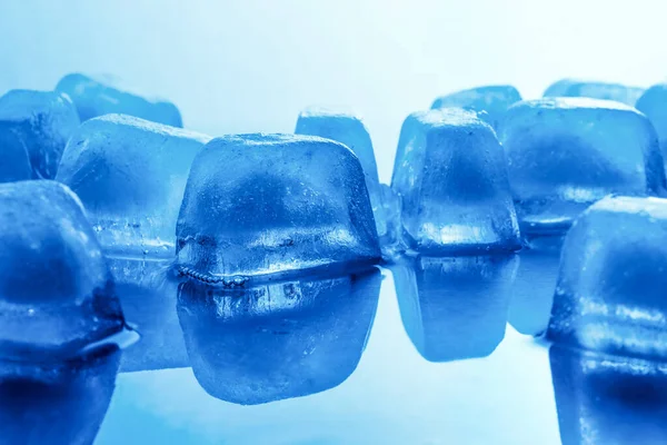 Křišťálově Čisté Kostky Ledu Světle Modrém Pozadí Detailní Záběr Efekt — Stock fotografie