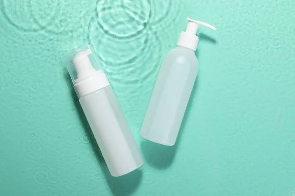 Botellas Producto Limpieza Facial Sobre Agua Contra Fondo Turquesa Plano —  Fotos de Stock