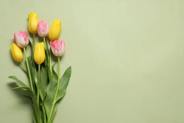 Mooie Kleurrijke Tulp Bloemen Bleke Olijf Achtergrond Plat Gelegd Ruimte — Stockfoto