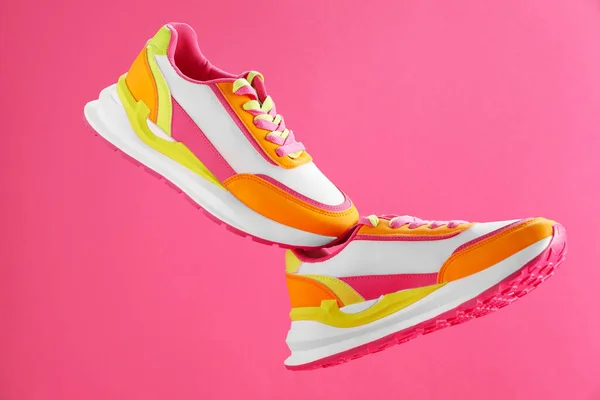 Par Elegantes Zapatillas Deporte Colores Aire Contra Fondo Rosa —  Fotos de Stock