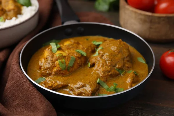Finom Csirke Curry Szósszal Tálalva Asztalon Közelkép — Stock Fotó