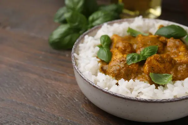 Köstlicher Reis Und Hühnchen Mit Currysoße Auf Holztisch Serviert Nahaufnahme — Stockfoto