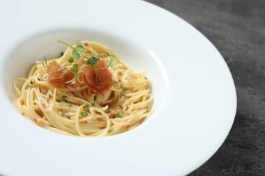 Prosciutto ve mikro yeşillikli lezzetli spagetti, yakın plan. Makarna yemeğinin enfes sunumu