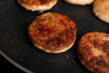Kızartma tavasında sebze pirzolası pişiriyorum, yakın plan.