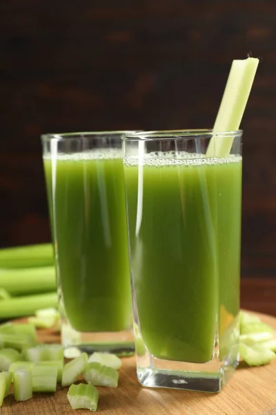 Bicchieri Delizioso Succo Sedano Verdure Tavola Legno — Foto Stock