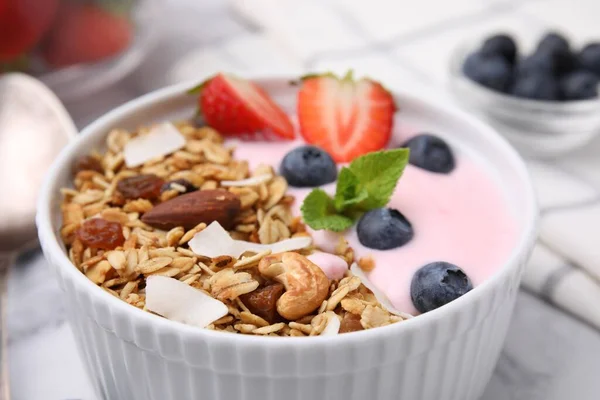 Lezzetli Granola Yoğurt Taze Böğürtlen Tabakta Yakın Plan Sağlıklı Kahvaltı — Stok fotoğraf