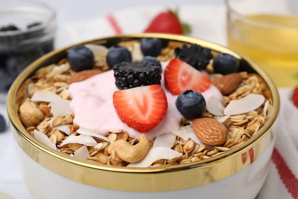 Вкусная Мюсли Йогурт Свежие Ягоды Миске Крупным Планом Здоровый Завтрак — стоковое фото