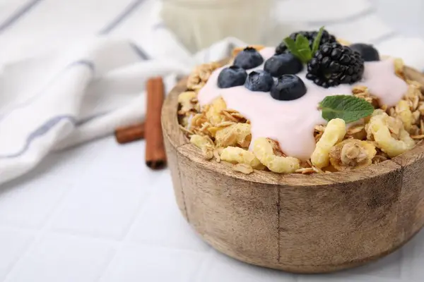 味道鲜美的格拉诺拉 酸奶和新鲜的浆果在白色的瓷砖桌子上的碗 特写与文字的空间 健康早餐 — 图库照片