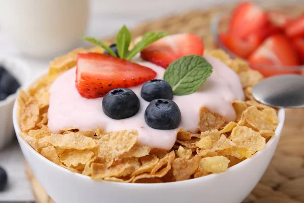 Köstliche Knusprige Cornflakes Joghurt Und Frische Beeren Schüssel Nahaufnahme Gesundes — Stockfoto