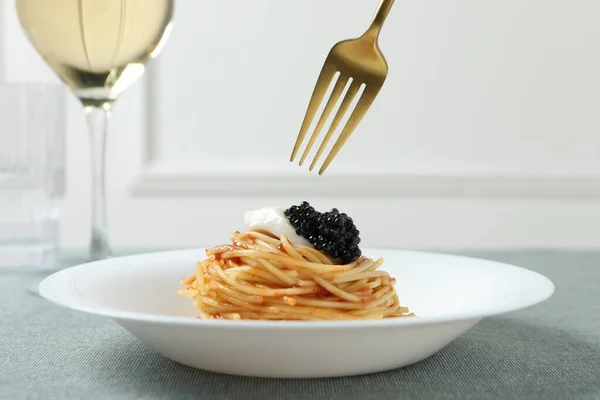 Lekkere Spaghetti Eten Met Tomatensaus Zwarte Kaviaar Aan Tafel Close — Stockfoto