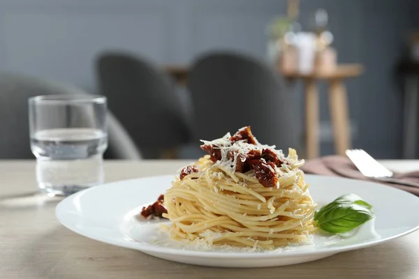 Tasty Spaghetti Sun Dried Tomatoes Parmesan Cheese Wooden Table Restaurant — Stock Photo, Image