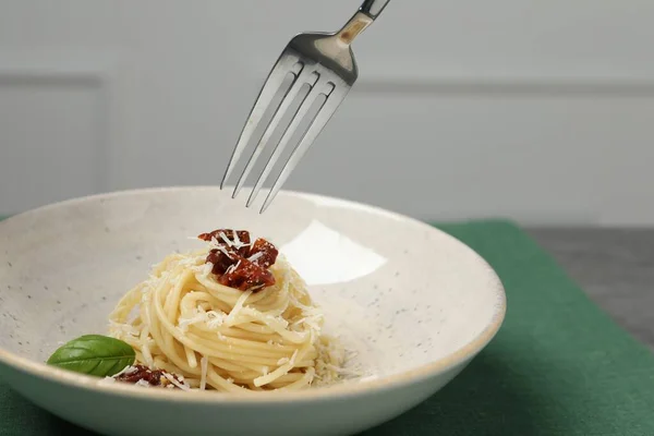 Едят Вкусные Спагетти Сушеными Помидорами Сыром Тарелки Столом Крупным Планом — стоковое фото