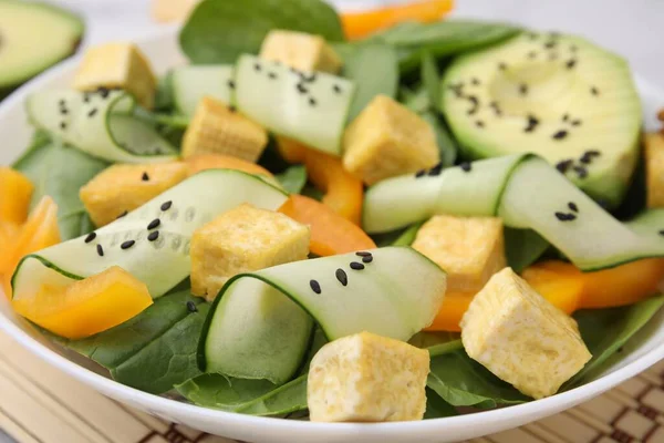 Cuenco Sabrosa Ensalada Con Tofu Verduras Estera Bambú Primer Plano —  Fotos de Stock