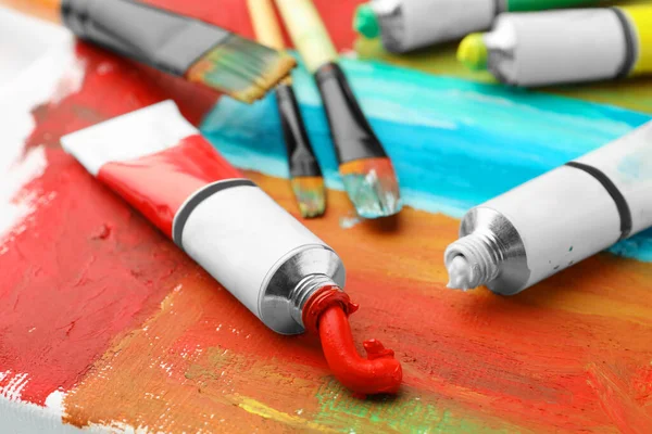Tubes Peintures Huile Colorées Pinceaux Sur Toile Avec Peinture Abstraite — Photo