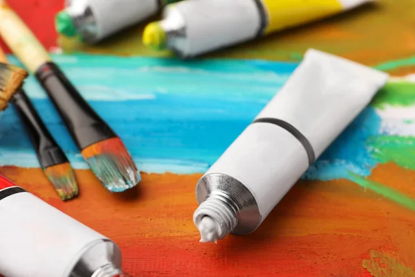 Renkli Yağlı Boya Tüpleri Soyut Resimlerle Tuvale Fırçalar Yakın Plan — Stok fotoğraf