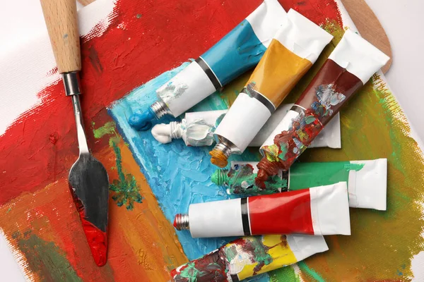Rury Kolorowych Farb Olejnych Szpachelki Płótna Abstrakcyjnym Malowaniem Białym Stole — Zdjęcie stockowe