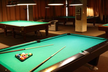 Kulüpte top ve ıstakalarla bilardo masaları
