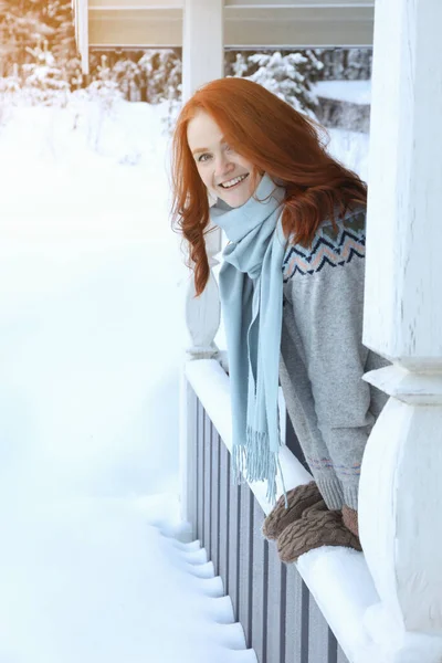 Vacker Ung Kvinna Tittar Från Trä Lusthus Snöig Dag Utomhus — Stockfoto