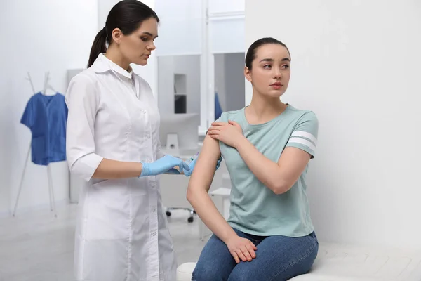 診療所の患者に肝炎ワクチンを与える医師 — ストック写真
