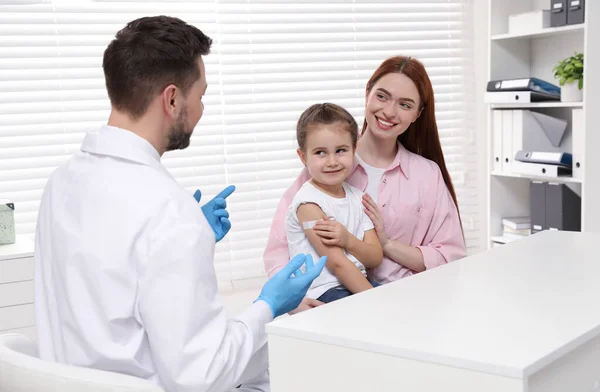 Vacunación Contra Hepatitis Infantil Madre Con Hija Médico Clínica — Foto de Stock
