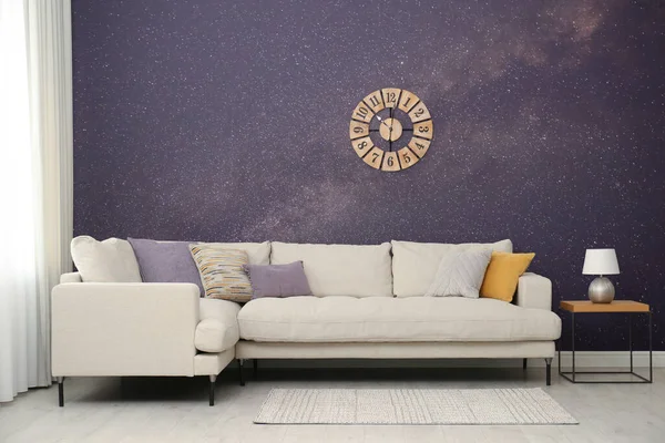 令人惊奇的夜空星空如壁纸图案 客厅内靠墙有舒适的沙发 — 图库照片