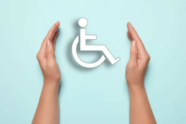 Inclusão Deficiência Mulher Que Protege Símbolo Cadeira Rodas Fundo Azul — Fotografia de Stock