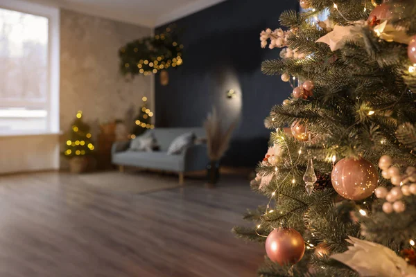 Κομψό Σαλόνι Άνετο Καναπέ Και Χριστουγεννιάτικο Δέντρο Κοντινό Εσωτερική Διαρρύθμιση — Φωτογραφία Αρχείου