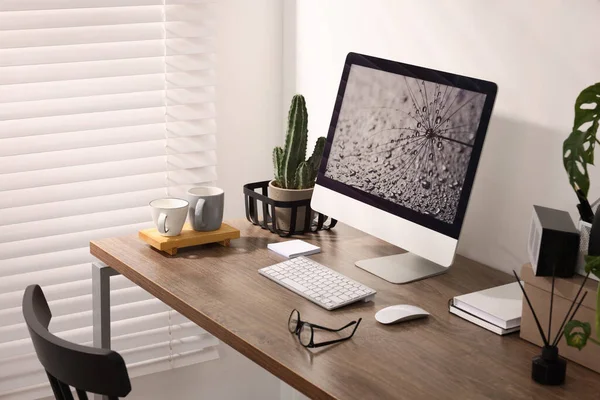 舒适的工作空间 家中木制桌子上有电脑 — 图库照片