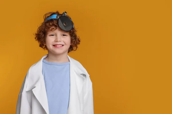 Malý Chlapec Lékařské Uniformě Zrcadlem Žlutém Pozadí Mezera Pro Text — Stock fotografie
