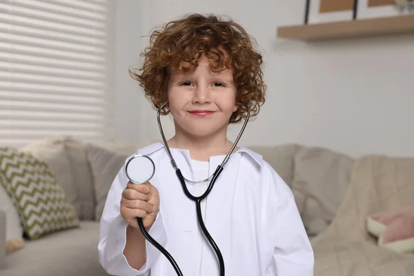 Evinde Steteskop Olan Tıp Üniformalı Küçük Bir Çocuk — Stok fotoğraf
