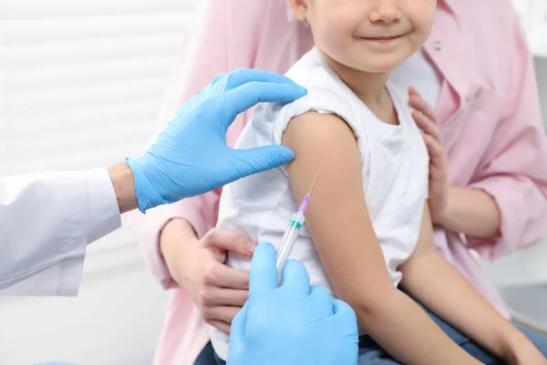 Çocuk Hepatit Aşısı Anne Kızı Klinikte Doktor Küçük Kıza Iğne — Stok fotoğraf