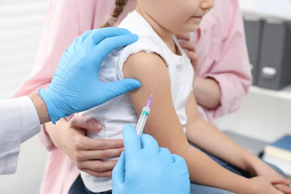 儿童肝炎疫苗接种 妈妈带着女儿在诊所里医生给小女孩注射 — 图库照片