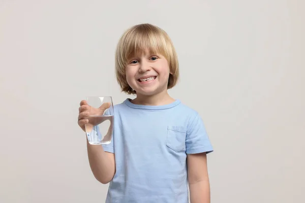 Menino Feliz Segurando Vidro Água Doce Fundo Branco — Fotografia de Stock