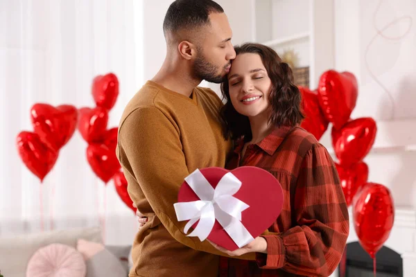 Happy Couple Celebrating Valentine Day Beloved Woman Gift Box Room — Stockfoto