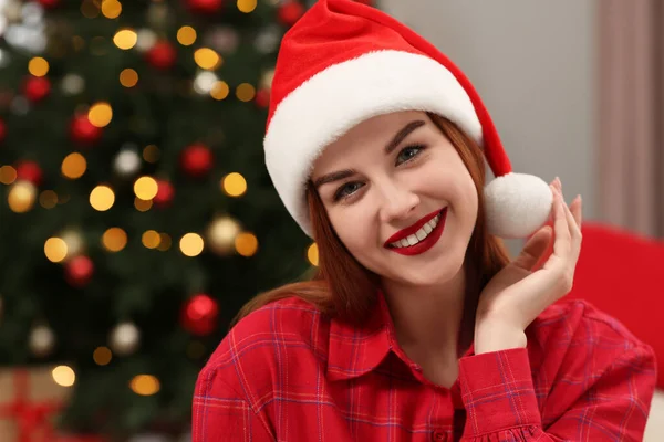 Noel Baba Şapkalı Güzel Genç Kadın Noel Ağacının Yanında Kapalı — Stok fotoğraf