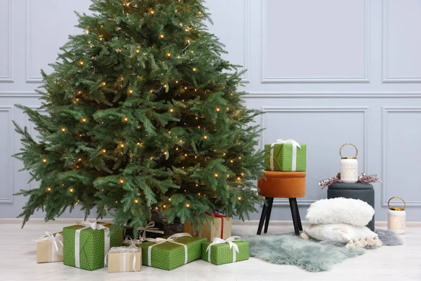 Bellissimo Albero Natale Decorato Con Luci Festive Molte Scatole Regalo — Foto Stock