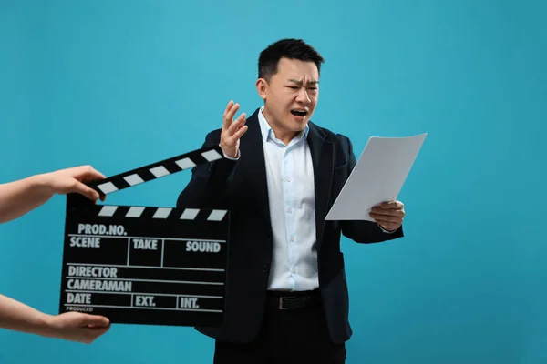 Acteur Asiatique Émotionnel Avec Script Performant Tandis Que Deuxième Assistant — Photo