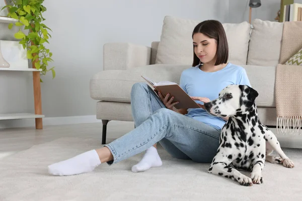 Прекрасна Молода Жінка Читає Книжку Чарівний Далматинський Собака Підлозі Вдома — стокове фото