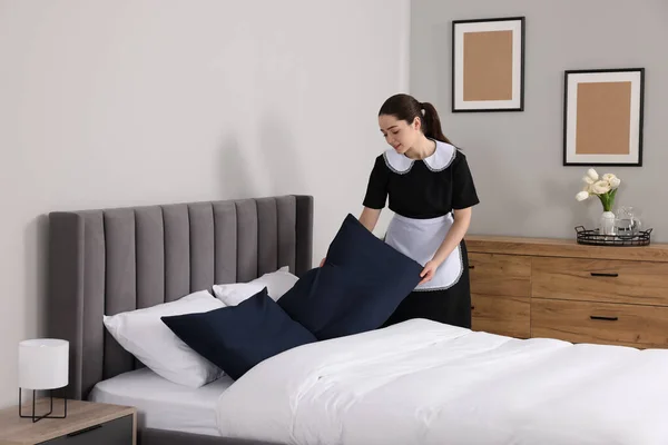 Otel Odasında Yatak Yapma Genç Oda Hizmetçisi — Stok fotoğraf