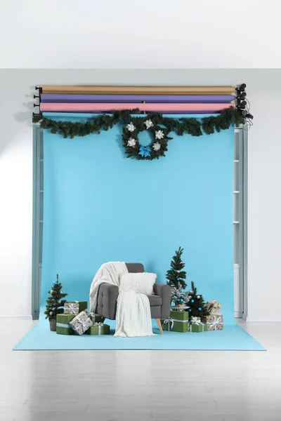 Mooie Kerst Thema Fotozone Met Stijlvolle Fauteuil Bomen Geschenkdozen Studio — Stockfoto