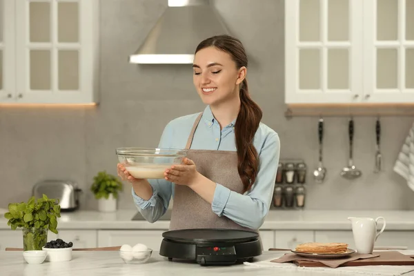 Щаслива Жінка Тістом Крепів Білому Мармуровому Столі Кухні — стокове фото