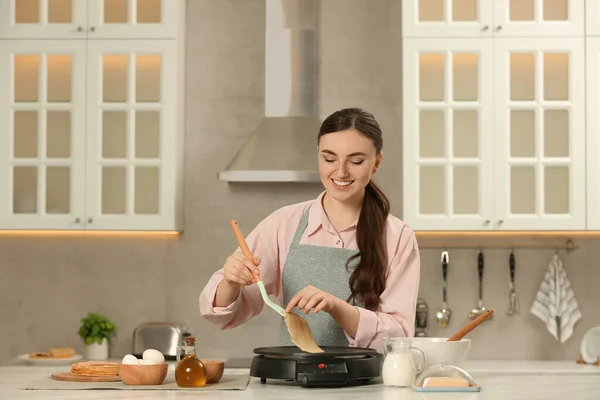 Glückliche Frau Kocht Köstlichen Crêpe Auf Elektroherd Weißen Marmortisch Der — Stockfoto